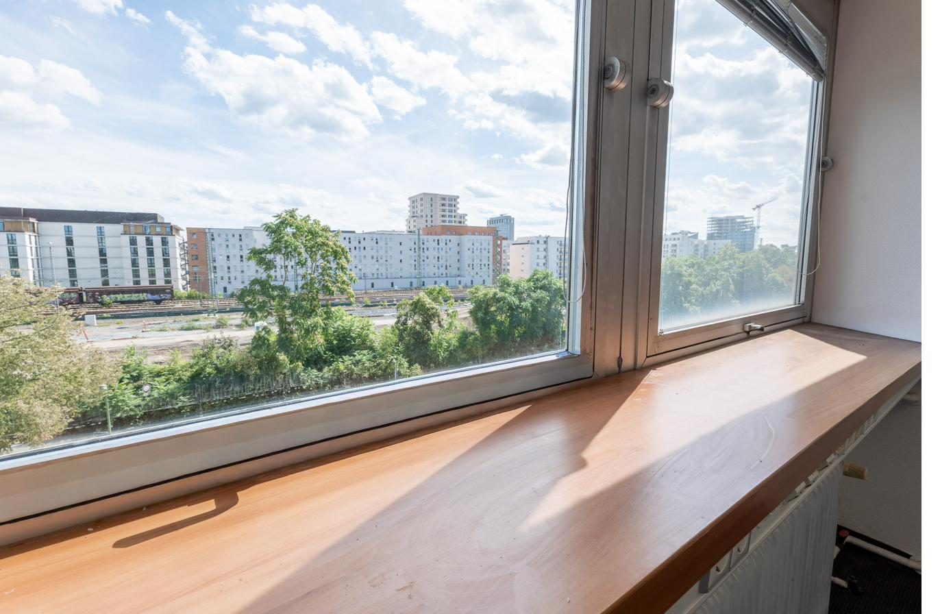 Blick aus einem Büro in Richtung Skyline
