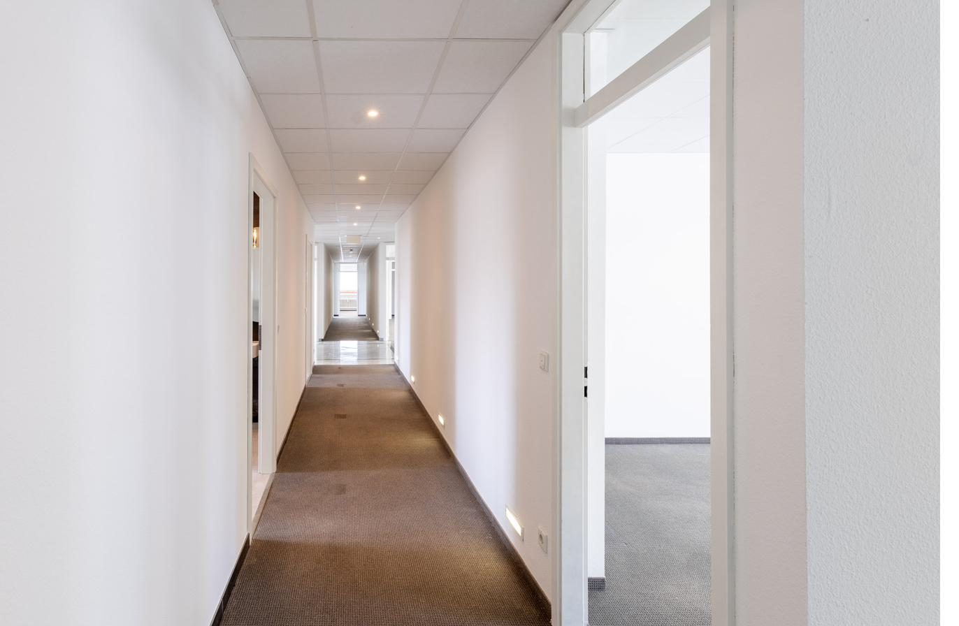 Flur zu den Büros mit neuen Innentüren