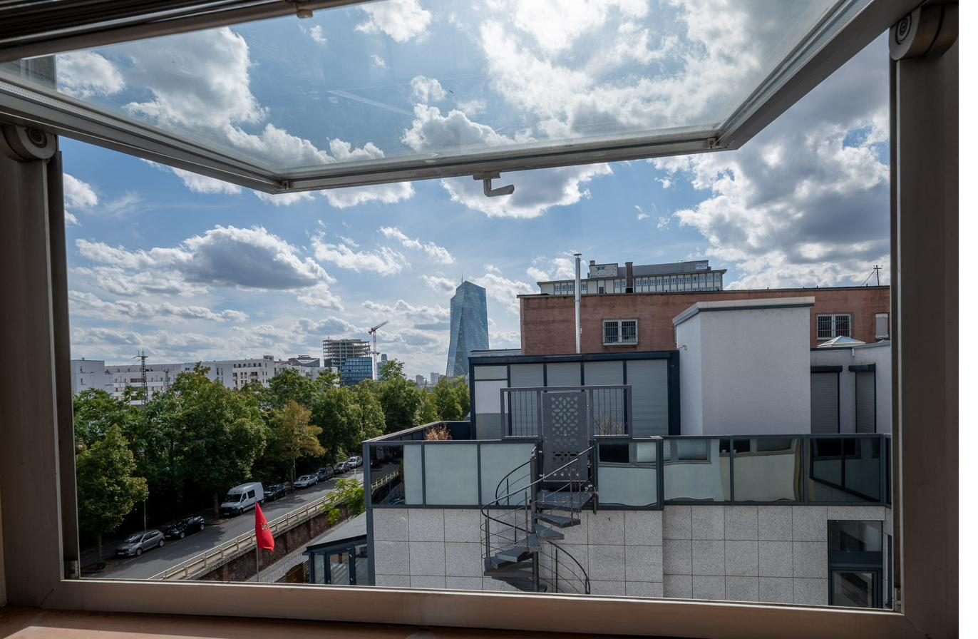Blick aus der Penthouse-Etage über den Ostpark auf die Frankfurter Skyline mit EZB-Turm