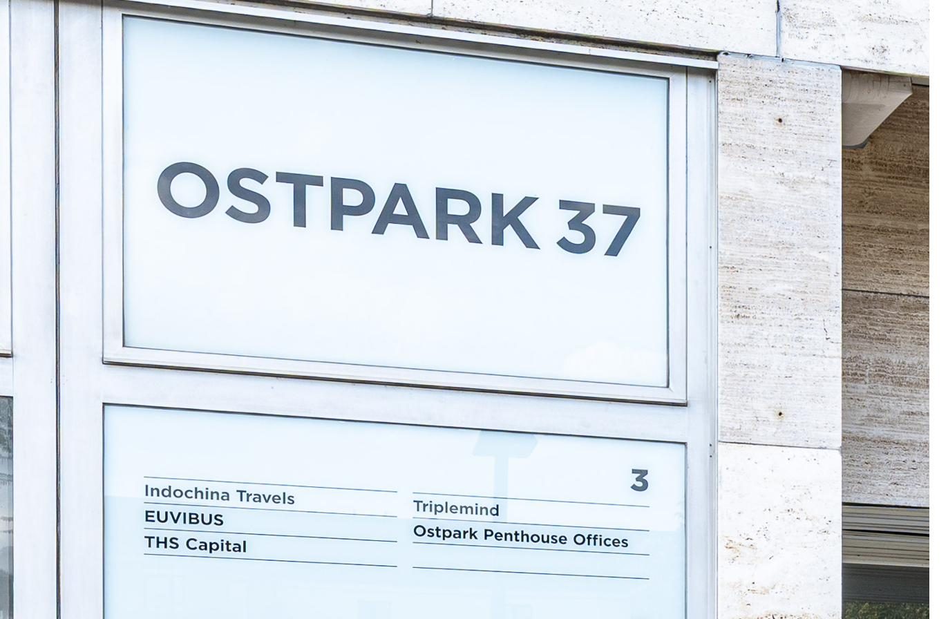 Sammelschildanlage am Eingang Ostpark 37